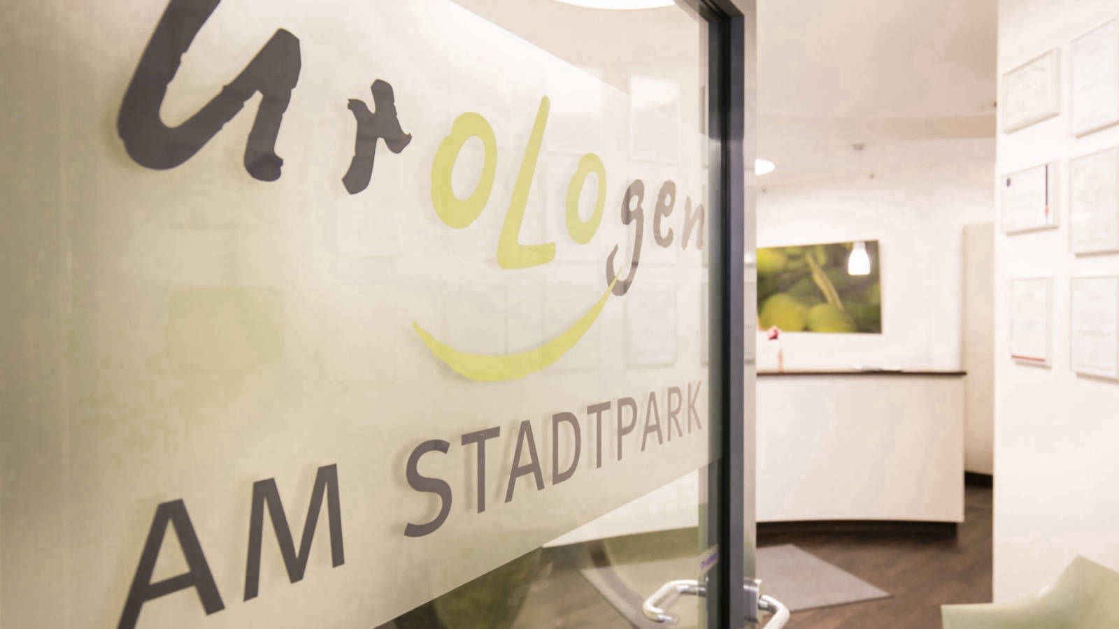 Eingang Glastür mit grossflächig bedrucktem Logo