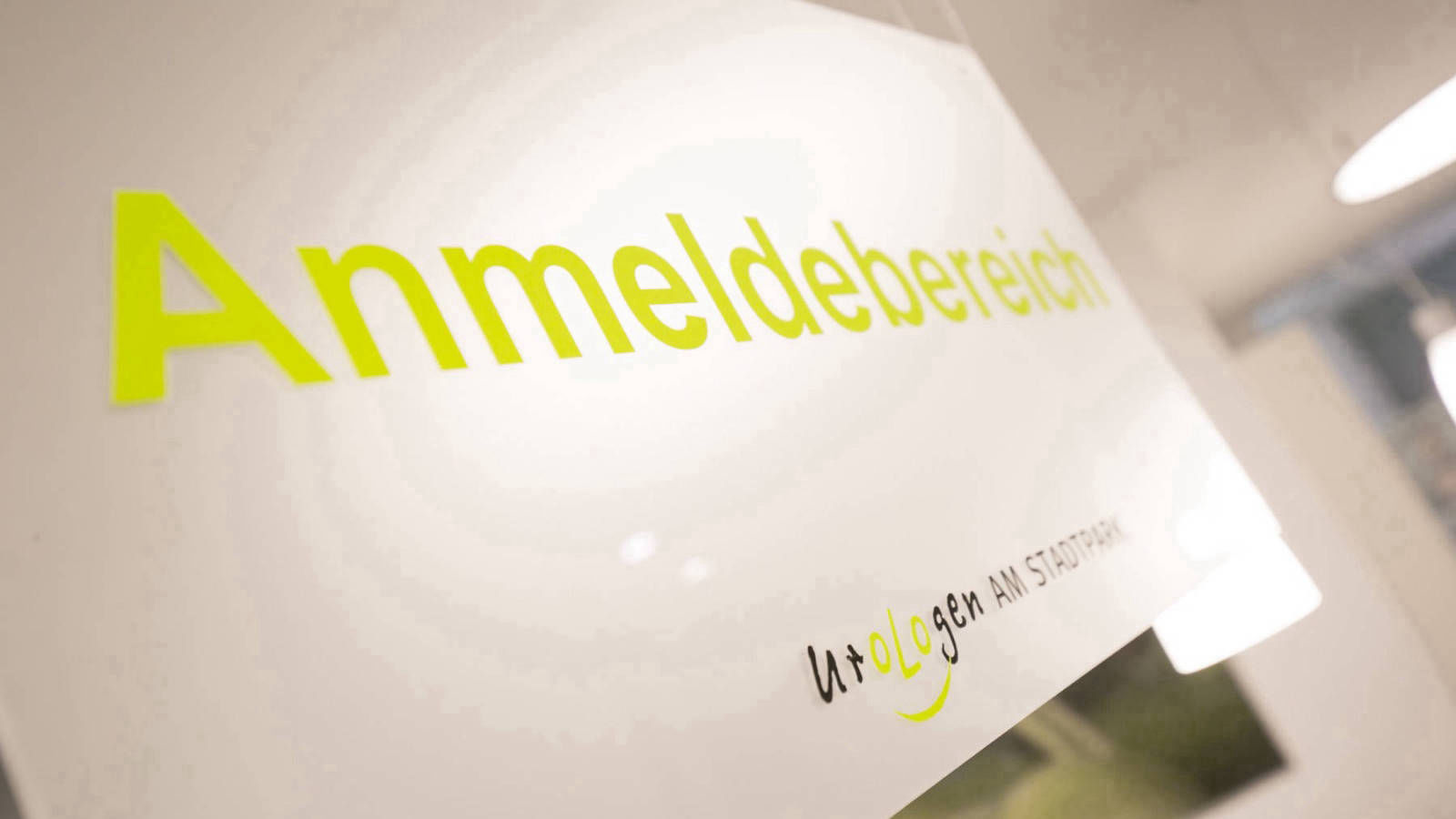 Glastür mit Anmeldung Schriftzug bedruckt