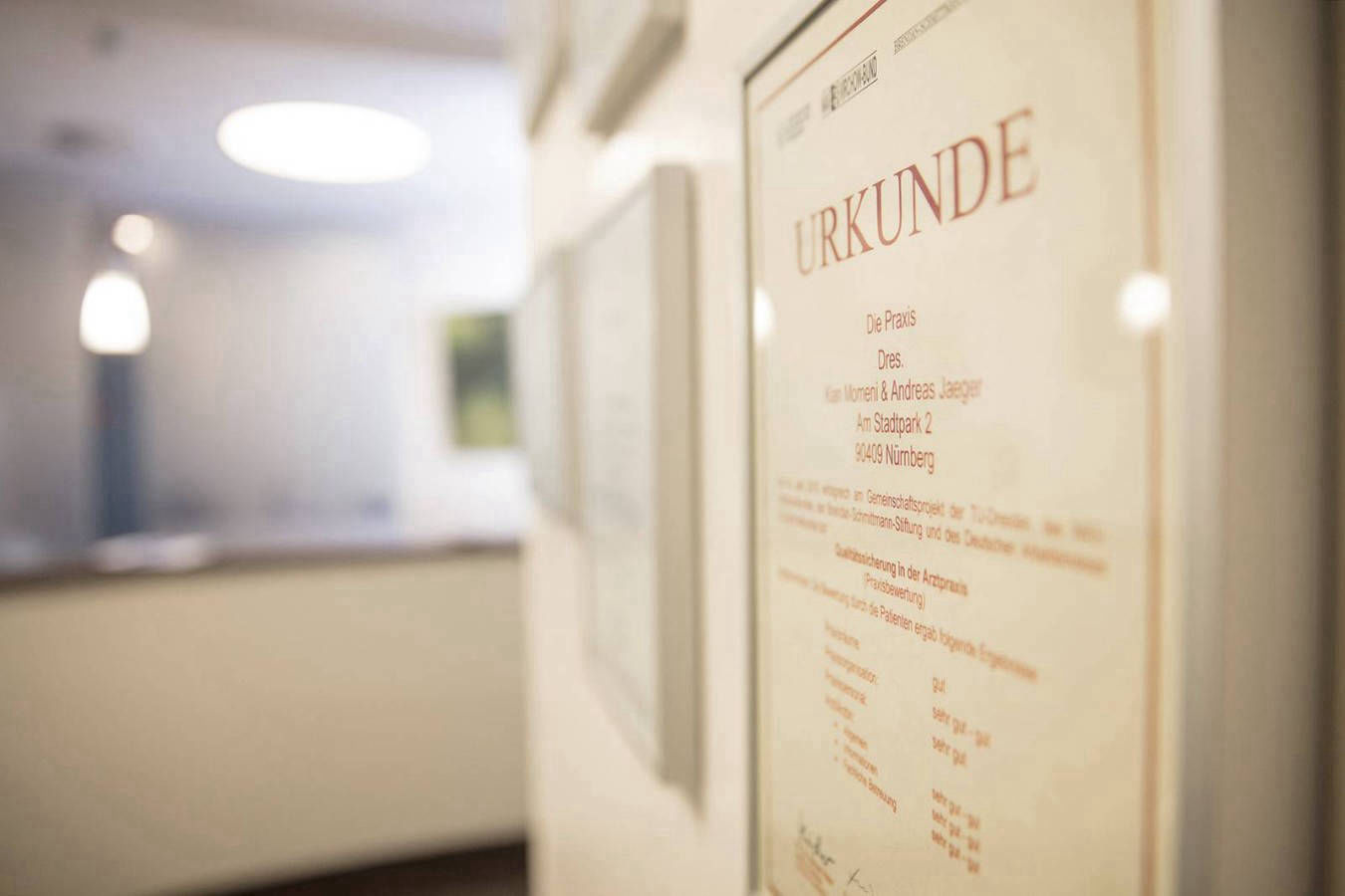 Urkunde an Wand mit Blick auf die Anmeldung