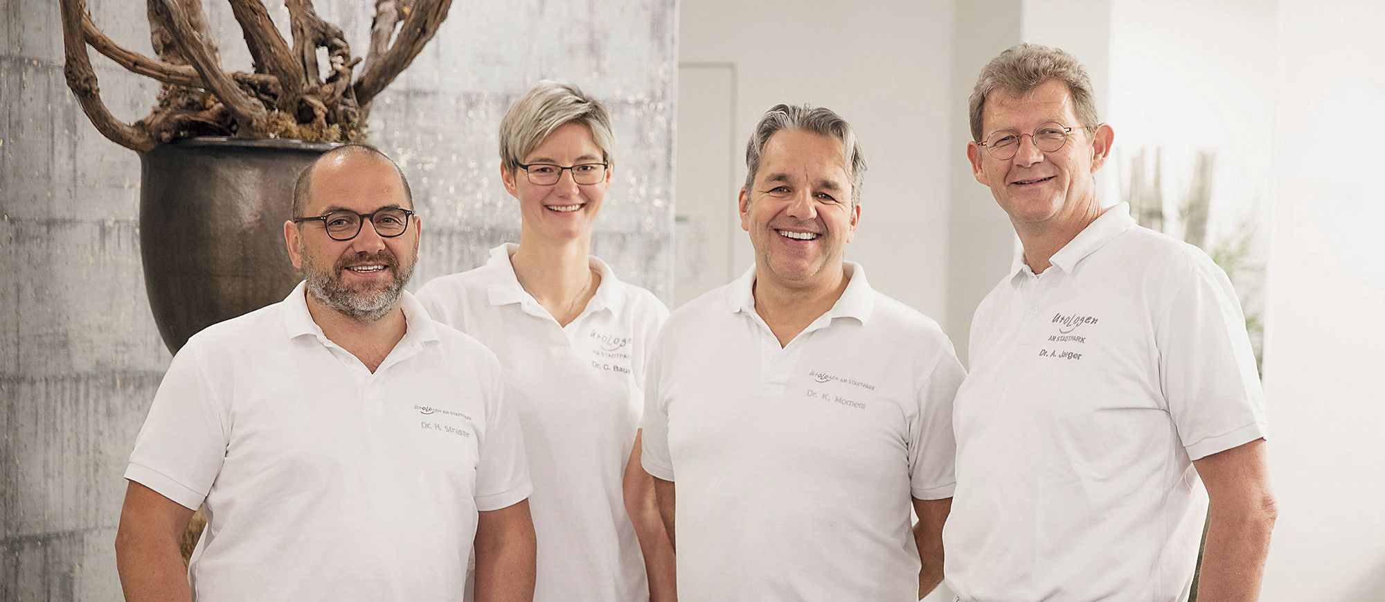 Die Ärzte Dr. Strasser, Dr. Bauer* , Dr. Momeni, Dr. Jaeger  nebeneinander 