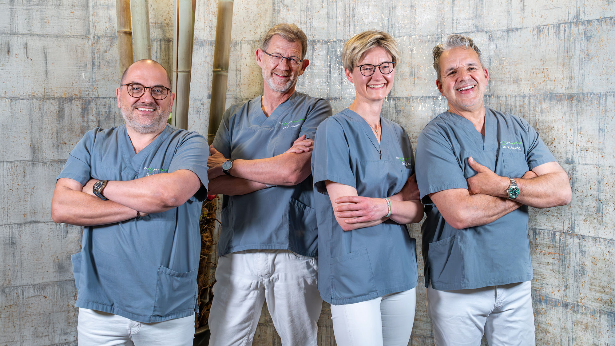 Die Ärzte Dr. Strasser, Dr. Bauer* , Dr. Momeni, Dr. Jaeger  nebeneinander 